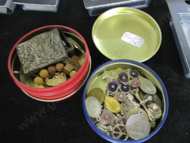 2 Tins Collectables Image 1++