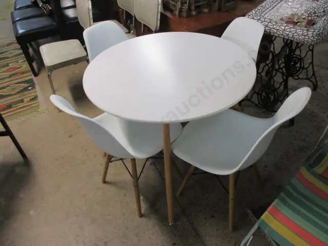 Table and 4 Chairs Image 1++