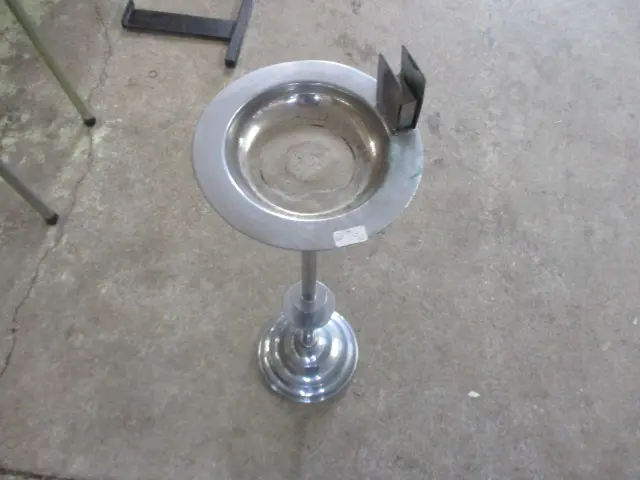 Smokers Stand Image 1++