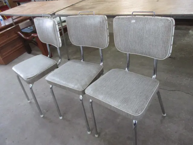 3 Chairs Image 1++