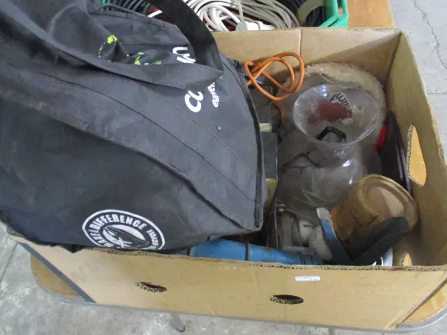 LARGE BOX INCLUDING LIGHTS RADIO AND BUFFING PAD Image 1++