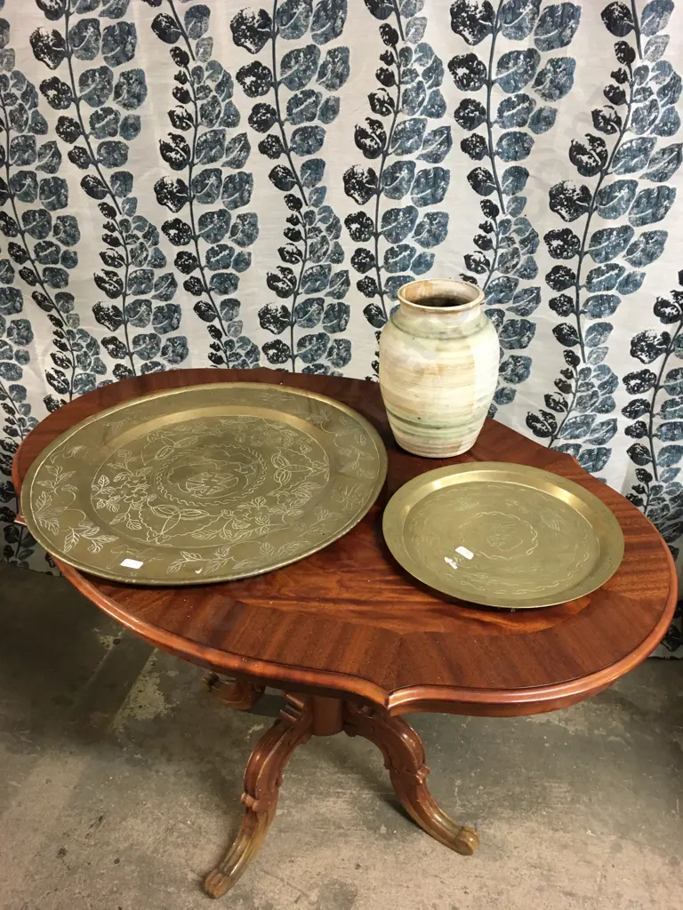 VINTAGE ETCHED BRASS PLATES AND CERAMIC VASE Image 1++