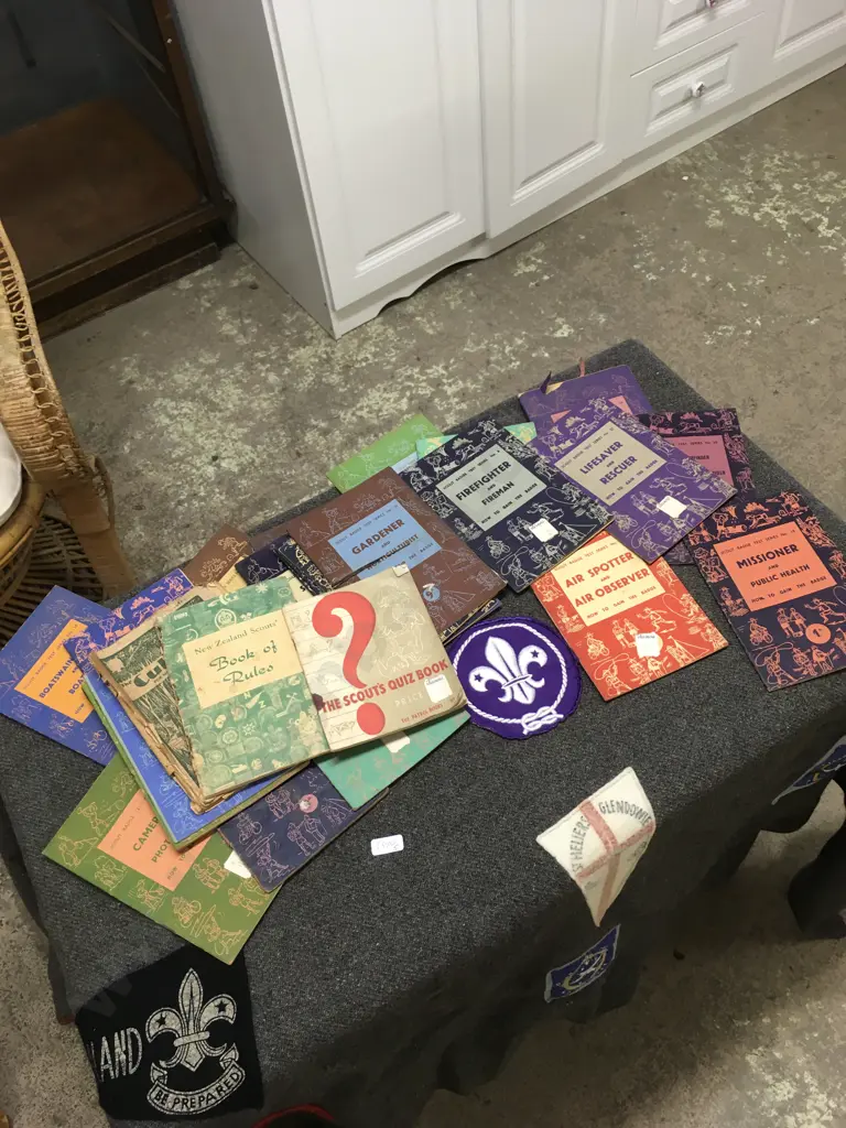 VINTAGE SCOUTING ITEMS, HANDBOOKS AND BLANKET WITH BADGES Image 1++