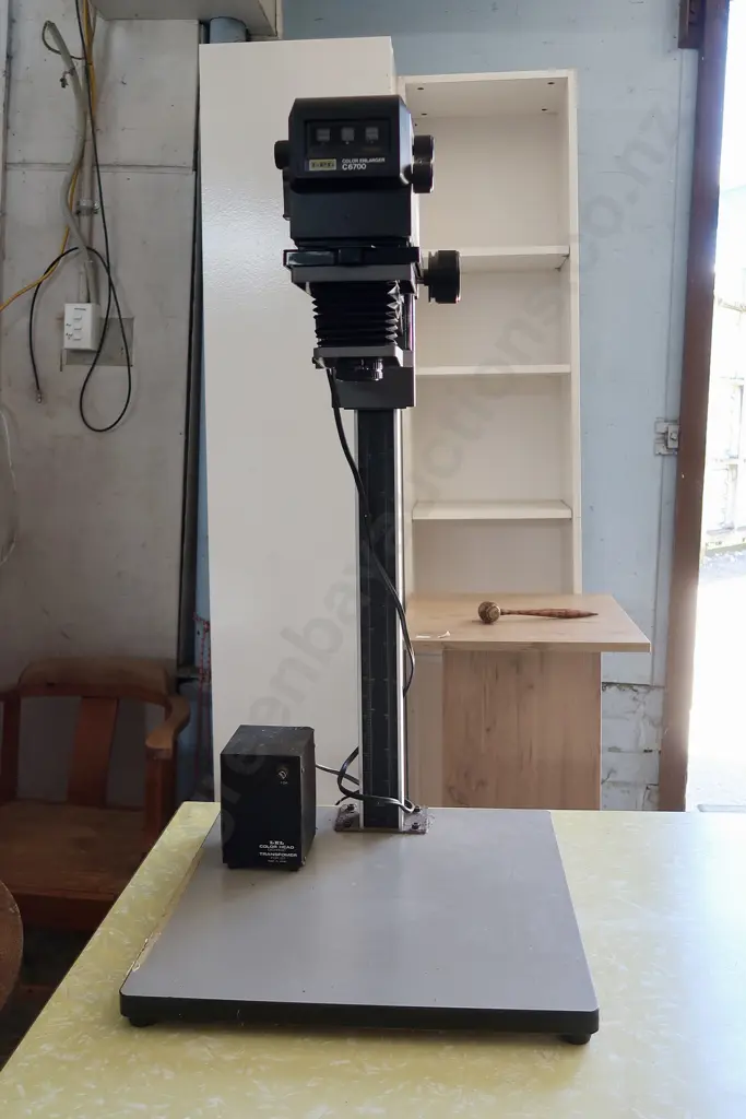 DARK ROOM PHOTOGRAPHIC EQUIPMENT INCUDING LPL COLOUR ENLARGER AND BOX OF ACCESSORIES Image 1++