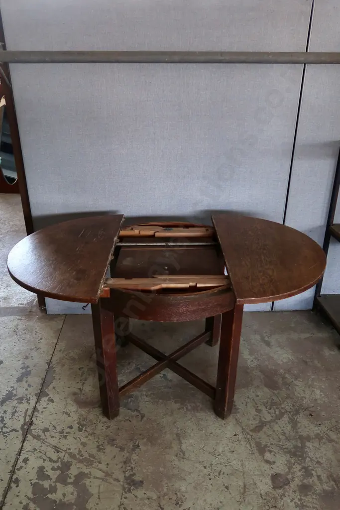 WOODEN ROUND EXTENDABLE TABLE (centre panel hard to pull out) Image 1++