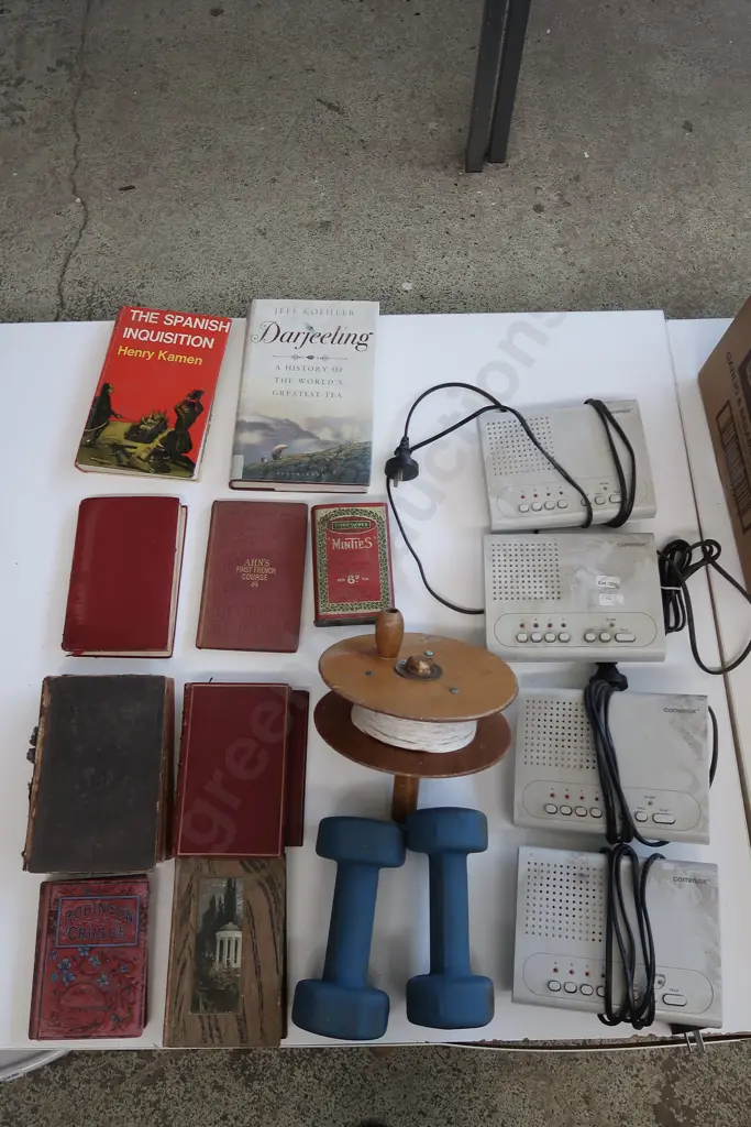 COLLECTION OF ASSORTED ITEMS AND VINTAGE MAGAZINE RACK Image 1++
