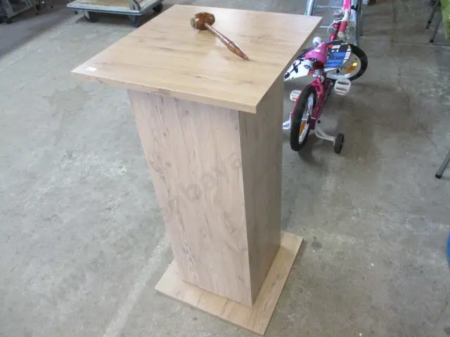 Pedestal Image 1++