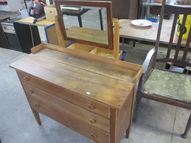 Colonial Dressing Table Image 1++
