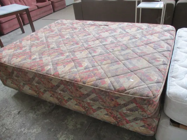 Queen Bed Image 1++