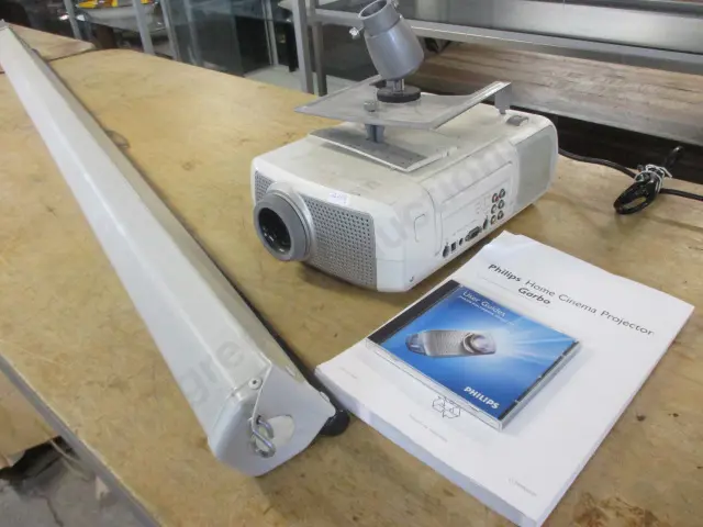 Projector and Screen Image 1++