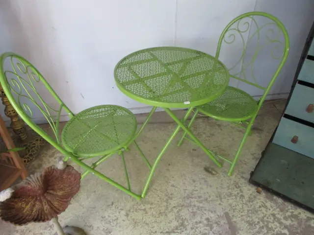 Cafe Table and Chairs Image 1++