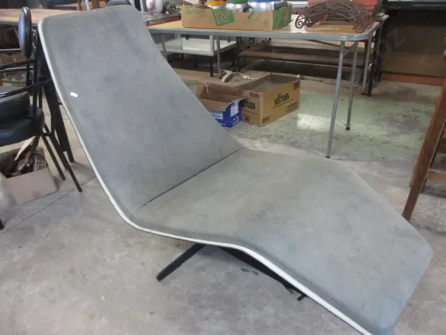Mid Century Recliner Image 1++