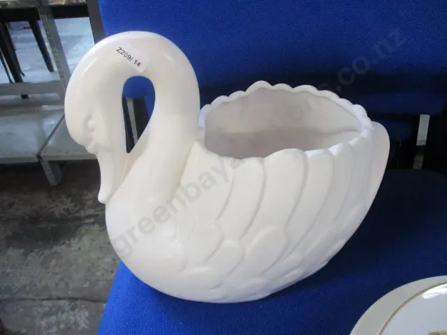 Swan Planter Image 1++