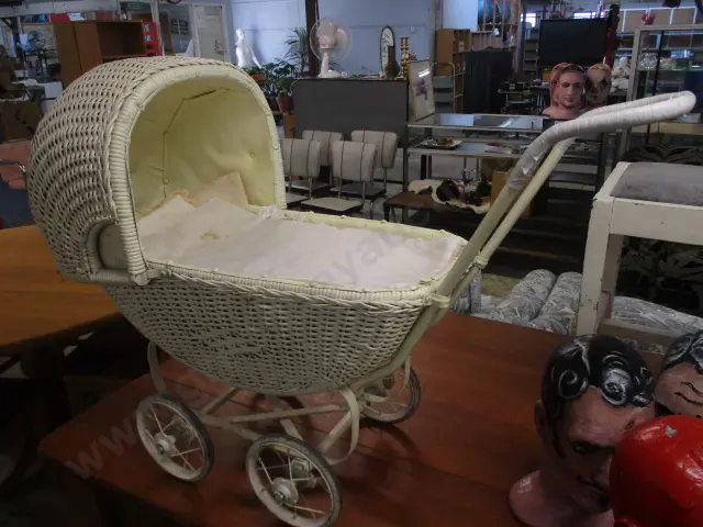 Vintage Dolls Pram Image 1++