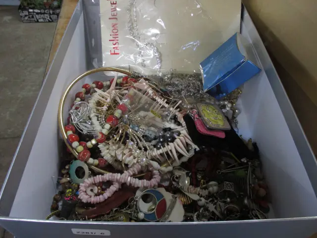 Box Costume Image 1++