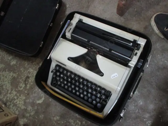 Portable Typewriter Image 1++