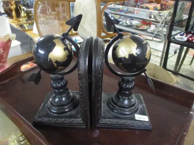 Globe Bookends Image 1++