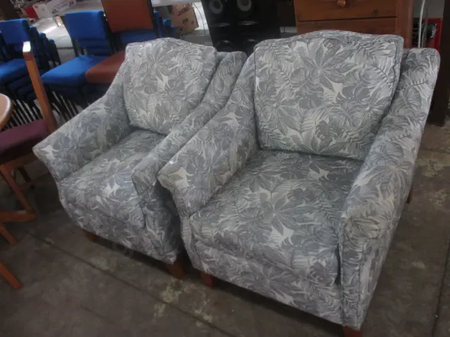 2 Lounge Chairs Image 1++