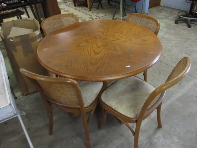 Table and Chairs Image 1++
