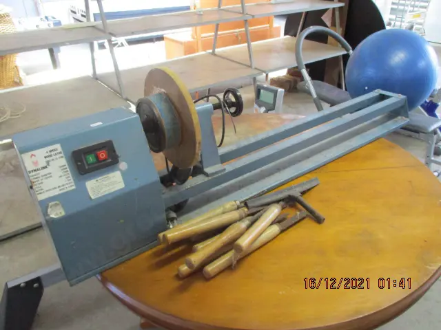 Wood Lathe and Chisels Image 1++