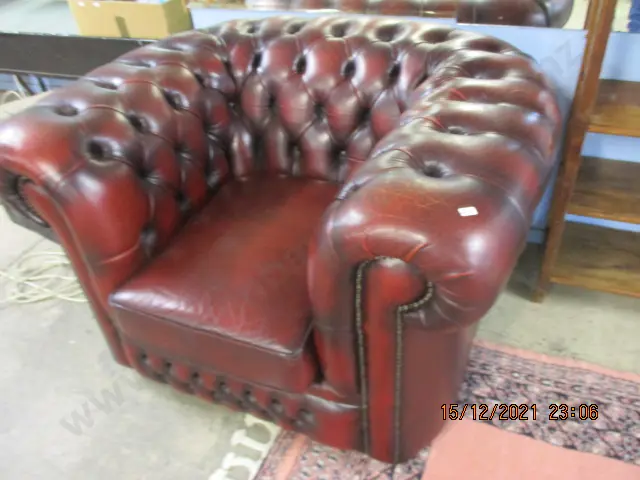 Deep Button Gents Chair Image 1++