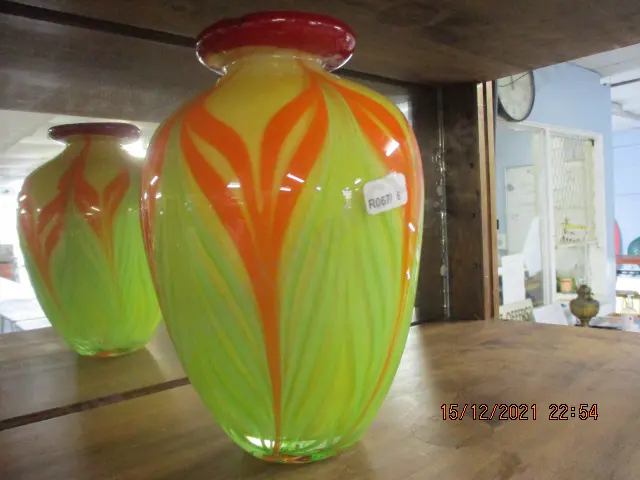 Art Glass Vase Image 1++