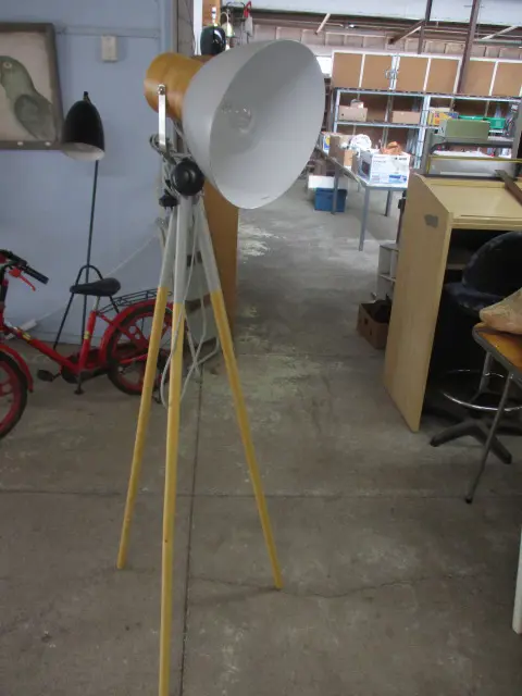 Tripod Lamp Image 1++