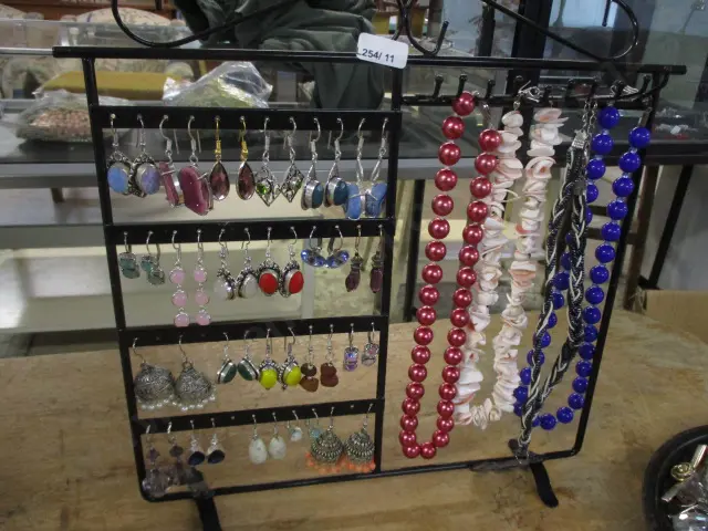 Jewellery on Stand Image 1++