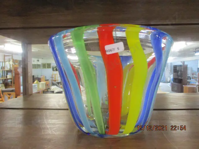 Art Glass Vase Image 1++