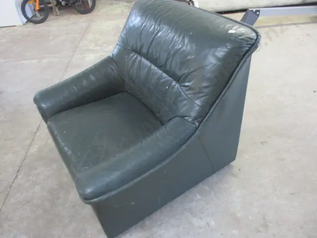 Leather Chair Image 1++