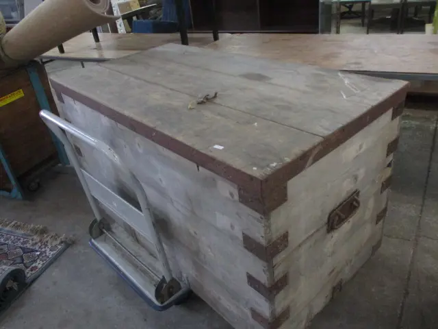 Large Vintage Trunk Image 1++