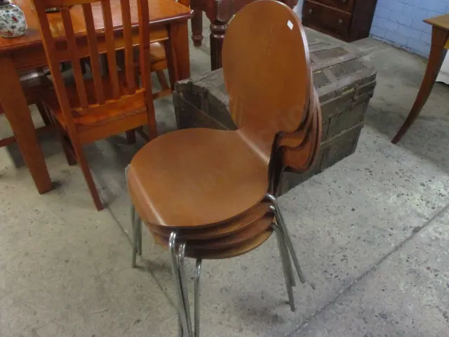 4 Designer Chairs Image 1++