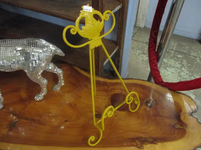 Table Easel Image 1++