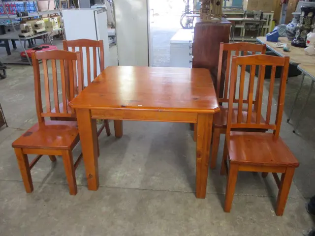 Table and 4 Chairs Image 1++