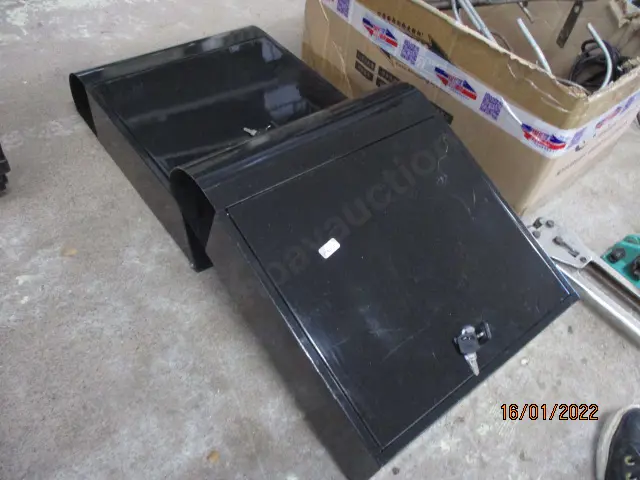 2 Letterboxes Image 1++