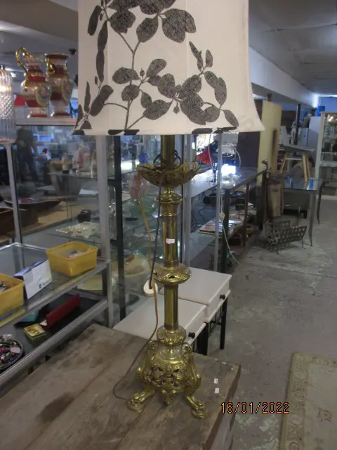 Large Vintage Brass Lamp Image 1++