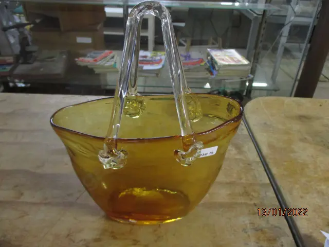 Art Glass Basket Image 1++