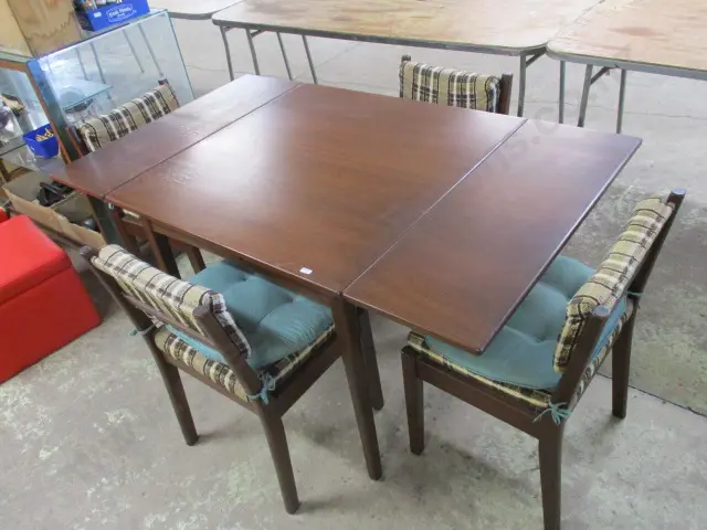Table and 4 Chairs Image 1++