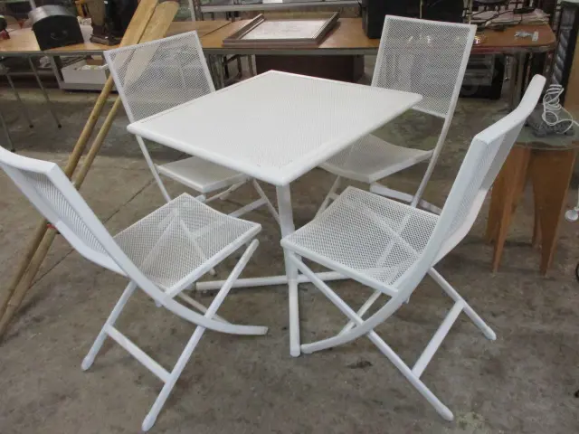 Patio Table and Chairs Image 1++