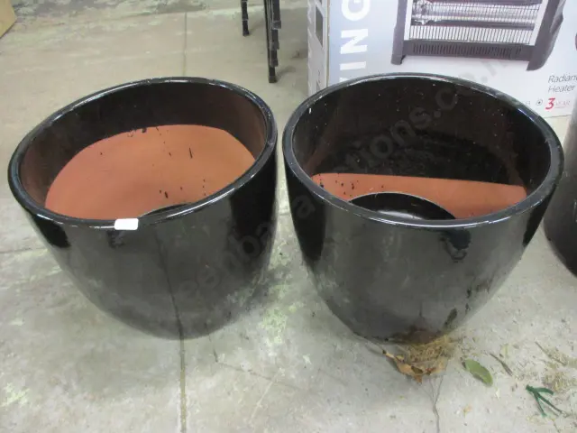 2 Plant Pots Image 1++