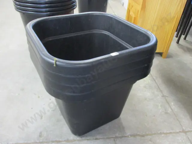 4 Plant Pots Image 1++