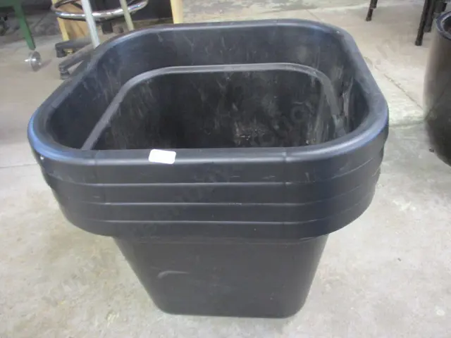 4 Plant Pots Image 1++