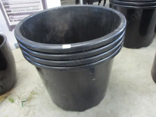 4 Plant Pots Image 1++