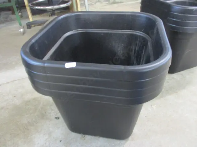 4 Plant Pots Image 1++