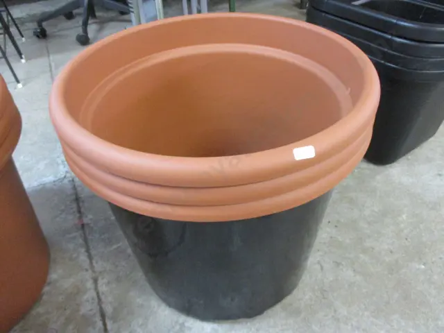 4 Plant Pots Image 1++