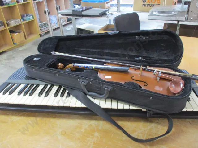 Keyboard and Violin Image 1++