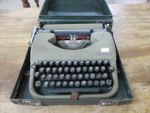 Retro Typewriter Image 1++