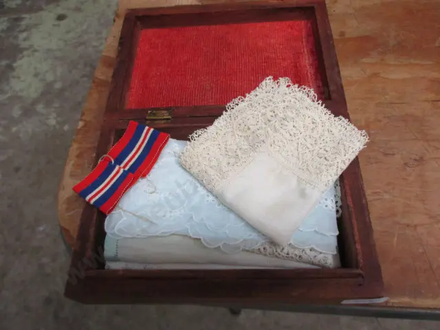 Lace Hankys Image 1++