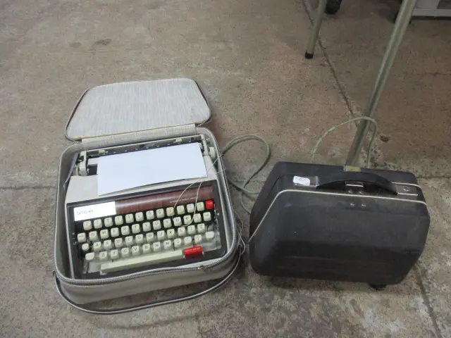 Typewriter and Projector Image 1++