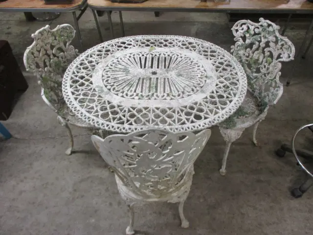 Patio Table and Chairs Image 1++